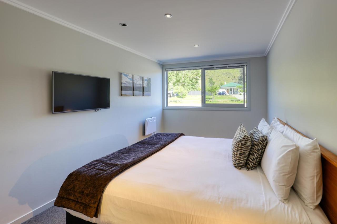 Marsden Lake Resort Central Otago Cromwell Exterior foto A bedroom at the hotel