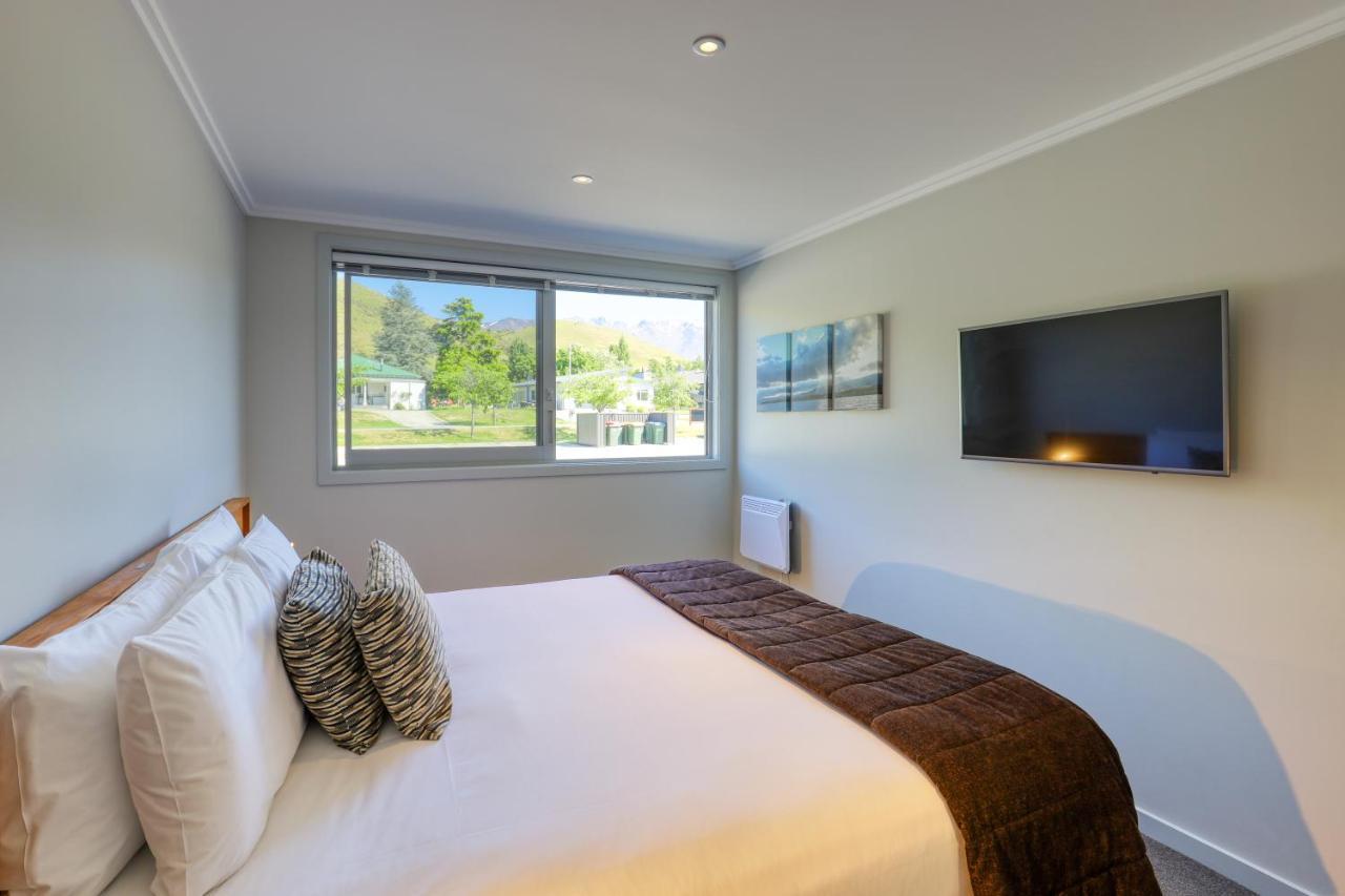 Marsden Lake Resort Central Otago Cromwell Exterior foto A bedroom at the hotel