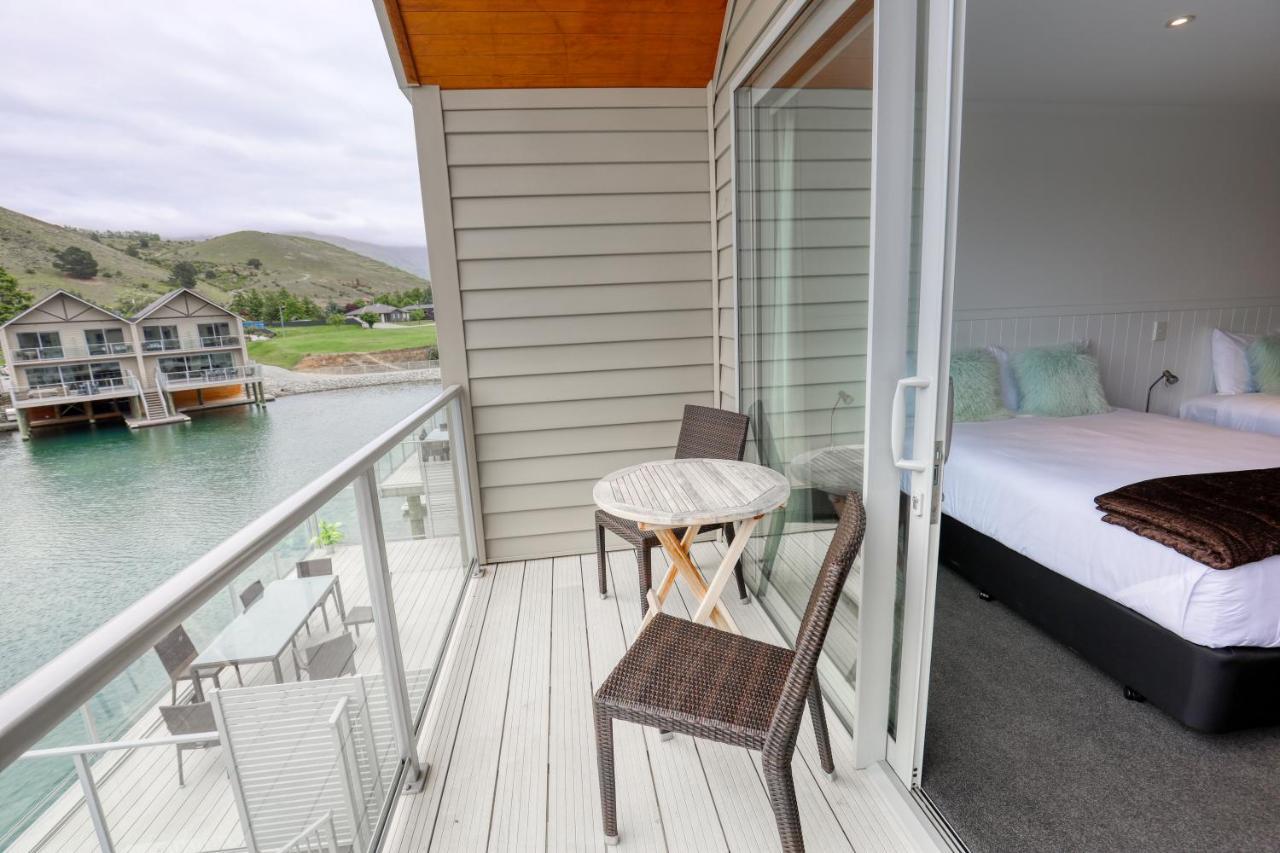 Marsden Lake Resort Central Otago Cromwell Exterior foto A balcony in a hotel