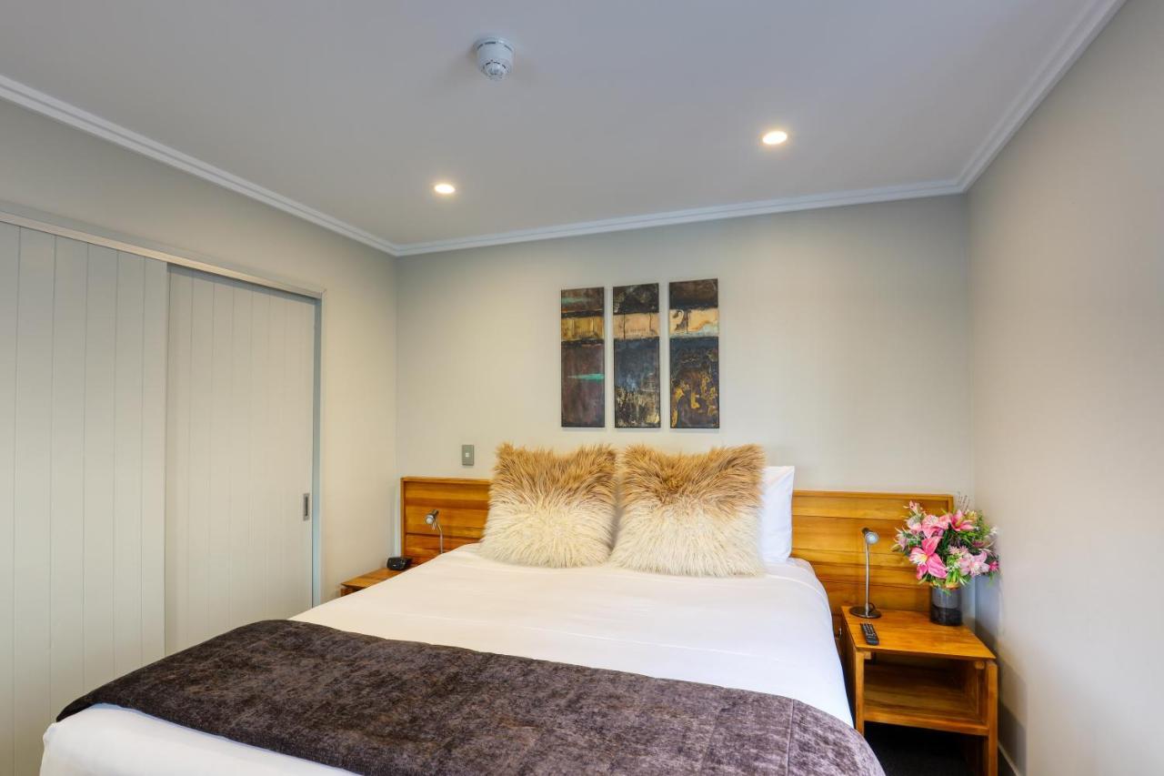Marsden Lake Resort Central Otago Cromwell Exterior foto A bedroom at the hotel