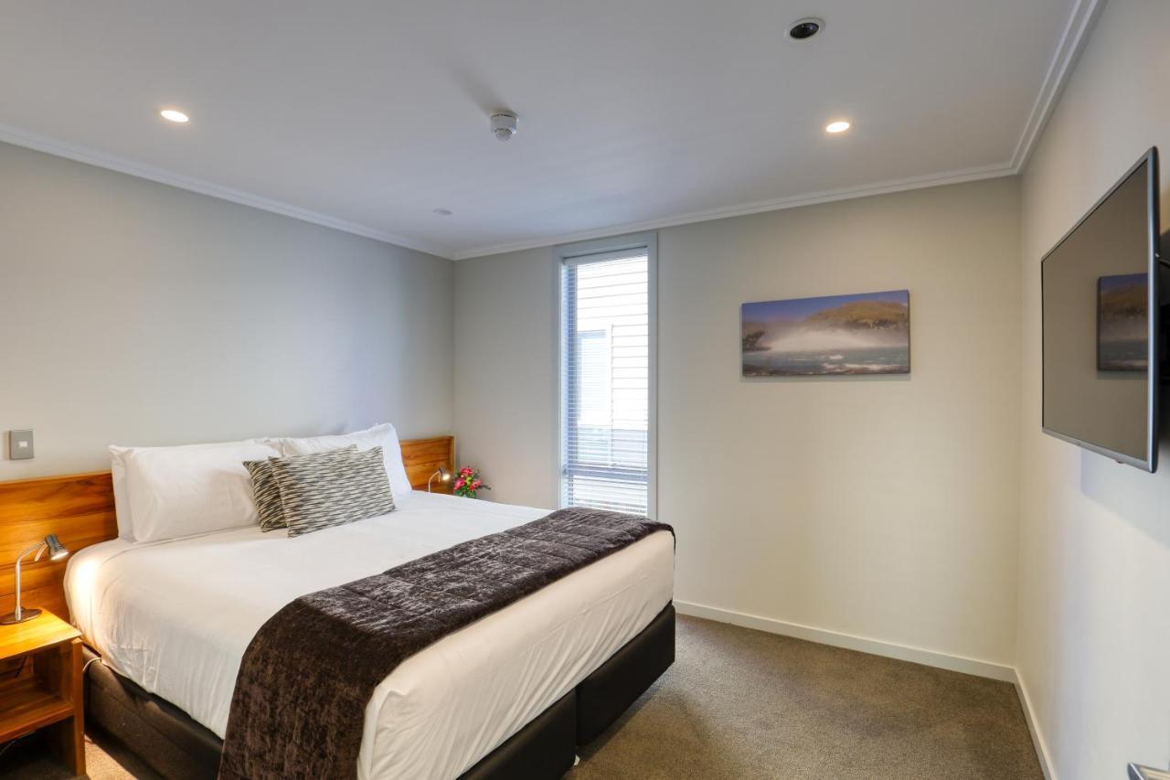 Marsden Lake Resort Central Otago Cromwell Exterior foto A bedroom at the hotel